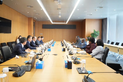 加纳公共事业监管委员会主席摩西·阿杜科·阿萨加一行...