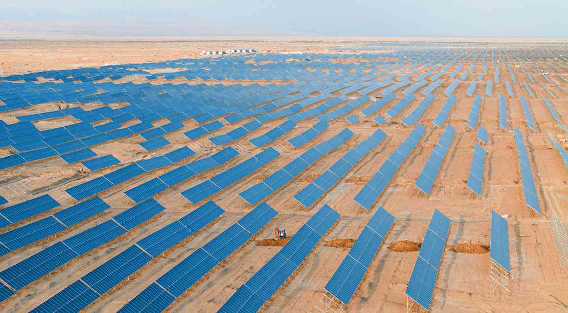 戈壁上的“蓝色海洋”，深能尉犁光火储一体化项目投运