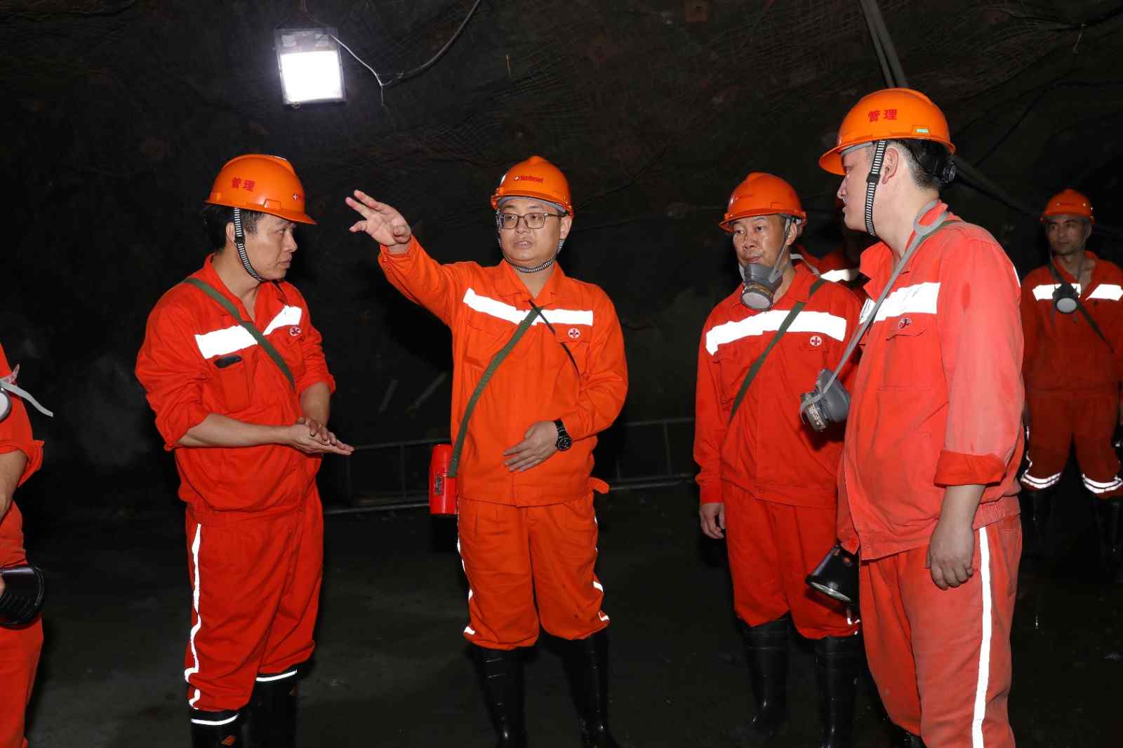 潘文皓到广西矿业调研并进行安全检查